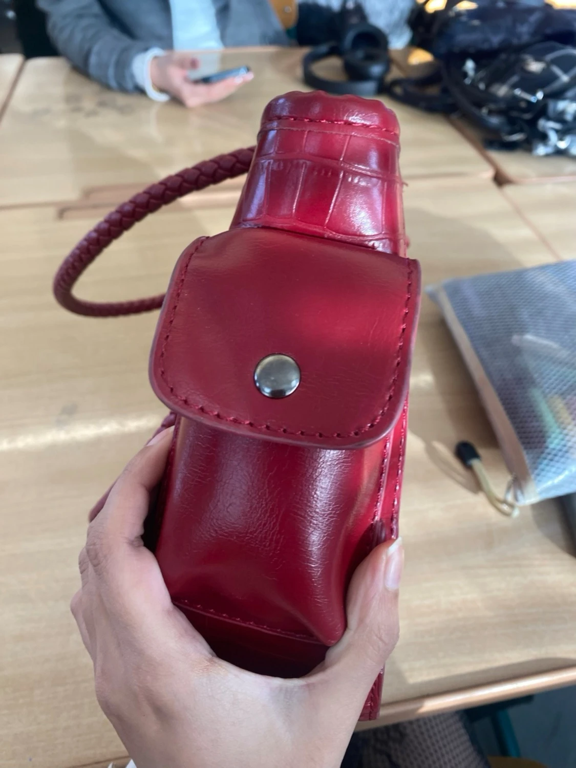 Röd handväska med hjärtformade detaljer - 1