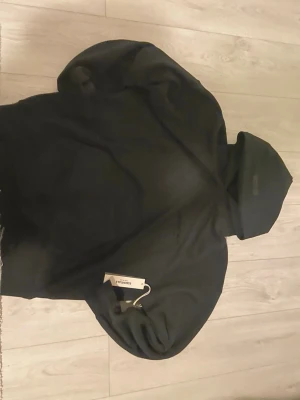 Essentials hoddie - Ny Essentials hoddie har inte använt den ens den var lite för stor för mig så jag har bestämt mig för att sälja den