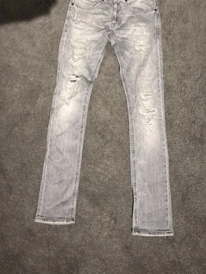 Grå skinny jeans från Dondup - Säljer ett par grå skinny jeans från Dondup, modelen är George skinny fit