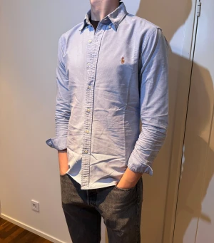 Ljusblå skjorta från Ralph Lauren - Fet skjorta från ralphlauren storlek m slimfit. Grym passform och passar till mycket!