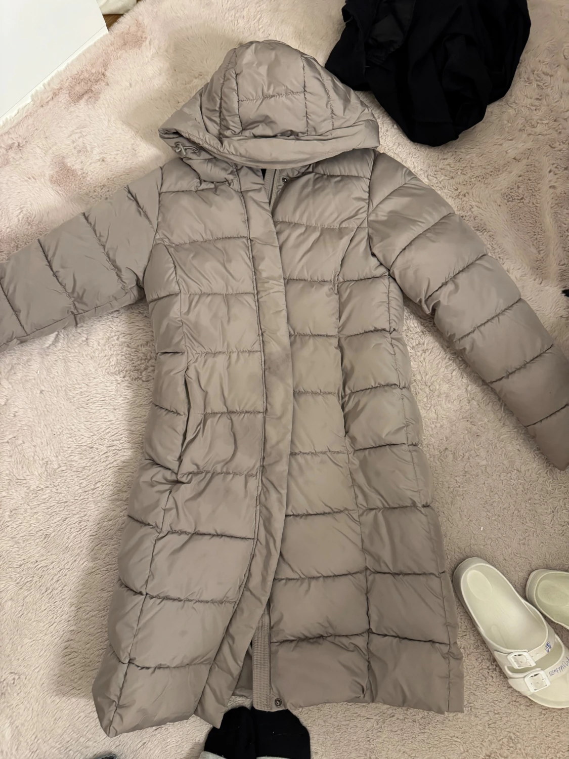 Beige lång pufferjacka med huva