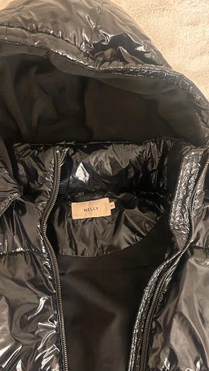 Svart pufferjacka från Nelly XS - Superskönt och snygg, mycket varm! Toppen skick, ser oanvänd ut! Luvan går att ta av, nypris osäker men runt 1000+ ,skriv vid frågor❤️
