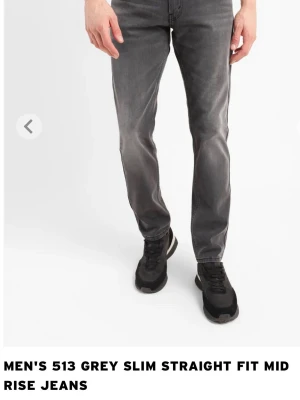 Levi's 513 grå jeans slim straight fit  - Snygga grå Levi's 513 jeans med slim straight passform och klassisk femficksdesign. Jeansen har en midhigh midja och är tillverkade i mjukt denimtyg med stretch. Levi's patch och röd etikett bak på fickan. Fint skick och snyggare i verkligheten. 