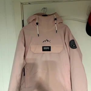 Skidset från DOPE - Supersnyggt skidset från DOPE, jacka och byxor. Nypris ca 4000, pris diskuterbart. Använt ca 3 ggr. Charmig rosa färg som klär fint. Storlek S men passar både XS och M pga oversized storlek. 🥰
