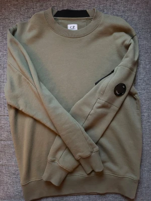 C.P Company tröja - Denna autentiska C.P Company tröja som inte längre är så sällsynt p.g.a fakes passar perfekt inför vinter och kommande vår. Mycket bra pris, köpt för 3499kr. Mitt pris 999kr!
