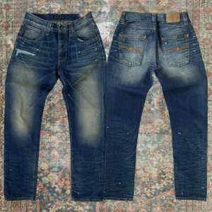 Vintage Nudie Jeans Sharp Bengt  - Otroligt snygga vintage Nudie jeans i modellen Sharp Bengt med en loose/ regular fit 🙌 Storlek 29/32, A: 38cm B: 107 cm, skriv vid minsta lilla fråga eller fundering ✌️ 