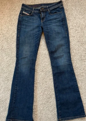 Low waist Bootcut jeans Diesel - Säljer dessa superfina diesel jeans🥰 Midja 40 cm rakt över.  Innerben 85 cm  Storlek W29  Passar M💞