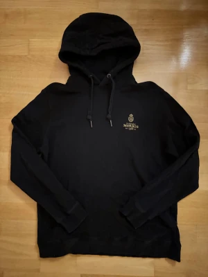 Svart Morris Hoddie M - Riktigt snygg Morris Hoddie nu inför vintern❄️⛄️ Skick 9/10 Storlek II XL men sitter som M! Hör gärna av er vid några funderingar🙌