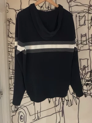 Massimodutti zip  - Skön hoodie som passar bra till allt. Väldigt bra skick. 