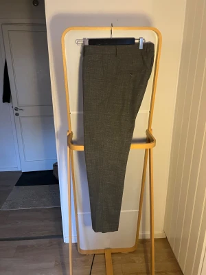 Byxa Samsøe & Samsøe - Fin byxa Samsøe & Samsøe i snygg gråmellerad ton, knappt använda. 