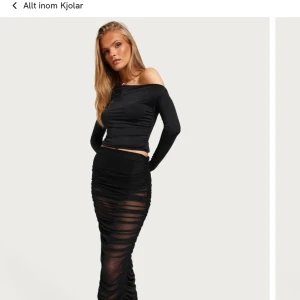 Svart mesh maxikjol från Nelly - Säljer en svart långkjol i mesh från Nelly med snygga rynkade detaljer längs hela kjolen. Kjolen är transparent och har en tight passform som framhäver siluetten. Perfekt för dig som vill ha en edgy och trendig look. Lapparna kvar 