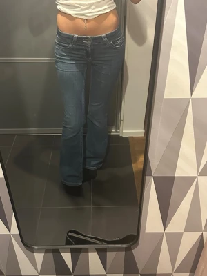 Blå bootcut jeans låg midja - Säljer ett par snygga mörkblåa Jeans i storlek 34 ifrån nelly, det är inga skador jeansen är i fint skick alltså. Pris kan alltid diskuteras! ❤️🫰🏼