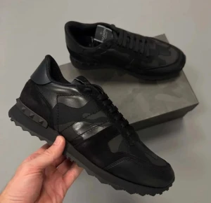 Valentino rockrunners - använda ett par gånger, allt följer med, på bilden var de oanvända