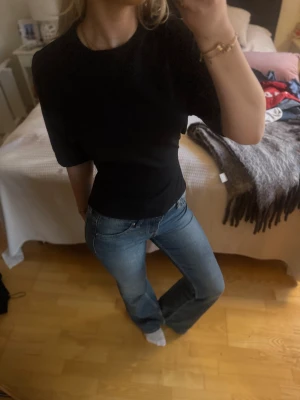 T-shirt med rosett i ryggen - NELLY - Jättefin t-shirt från NELLY med öppen rygg och rosett! Inga tecken på användning💕