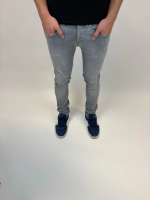 Dondup Jeans George  - Dondup Jeans George! Trendigaste jeansen på marknaden.  Skick= 9,5/10 Ny pris= 4000 kr Säljs för= 999 kr  (Modellen har original slitningar från fabrik vilket är väldigt eftertraktat och populärt) 
