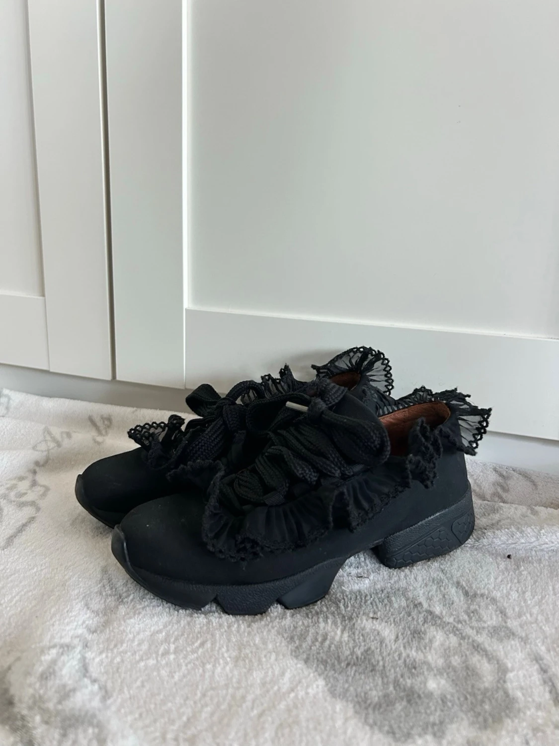 Svarta sneakers med volangdetaljer