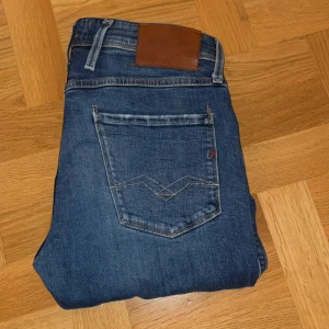 Replay anbass jeans - Hej, säljer nu dessa replay jeans i modellen anbass, de är i blå färg med otroligt snygg tvätt👌. Storleken är 30/32. Väldigt bra skick! Hör av dig om du har frågor eller vill ha fler bilder / mvh Ture
