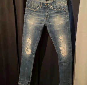 Dondup George - Säljer ett par Dondup George jeans med riktigt feta slitningar. Nypris: 3200 Mitt pris: 599. Priset är inte hugget i sten 