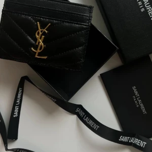 Svart korthållare skin  - Oanvänd korthållare kommer i box 