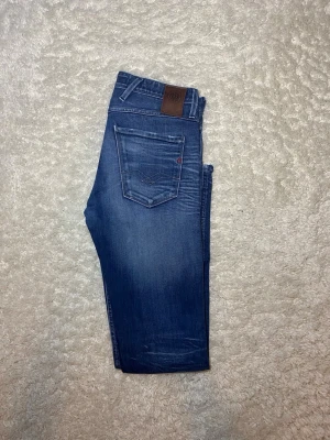 Mörkblå Replay Anbass jeans - Skick 9/10, inga defekter. |Storlek W28 L32| Modell Anbass vilket är slimfit| Gåva ingår vid köp!