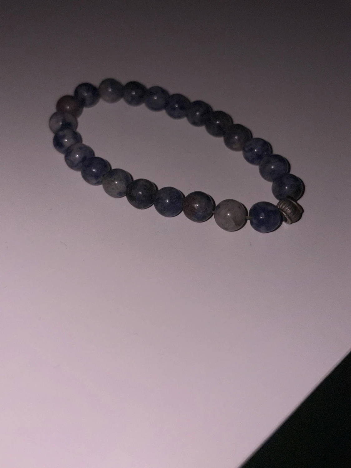 Två pärlarmband med stenar