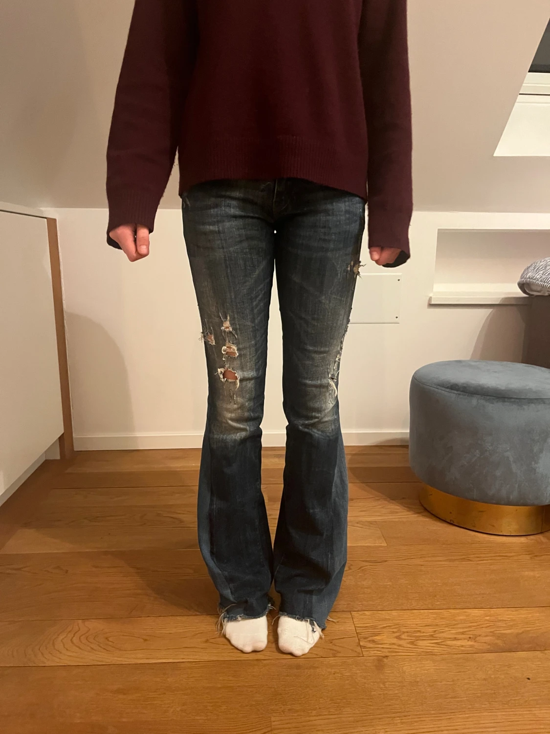 Mörkblå bootcut jeans med slitningar
