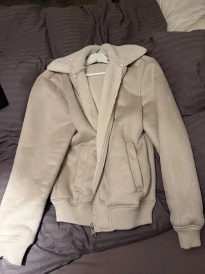 Beige teddyjacka från Zara - Säljer en beige teddyjacka från Zara i storlek L. Jackan har mjukt och fluffigt teddyfoder, ribbade muddar och krage. Oanvänd 