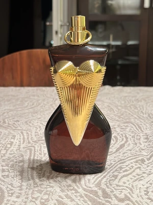 Jean Paul Gaultier Divine Elixir Parfum - Säljer en Jpg parfym i doften divine elixir parfum. I 100 ml! Fick i present och därav endast testad en gång❤️Ord pris 2129kr