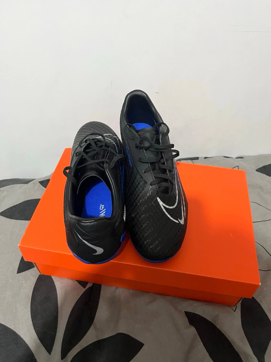 Nike svarta fotbollsskor med blå detaljer - 1