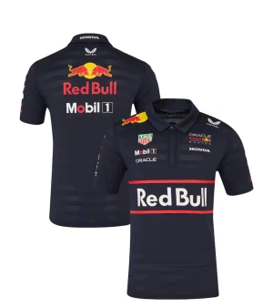 Red Bull Racing teamtröja blå - Helt ny inte använde .Säljer en mörkblå Red Bull Racing teamtröja med korta ärmar och klassisk krage. Tröjan har tryckta loggor från Red Bull, Honda, Mobil 1 och fler sponsorer både fram och bak. Perfekt för dig som älskar motorsport och vill ha en sportig look.