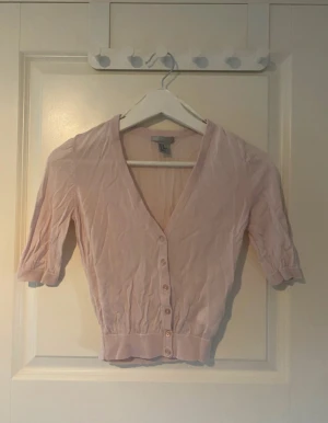 Rosa kofta/tröja - Helst ny. Sitter väldigt fint och passar nog någon i XXS också.