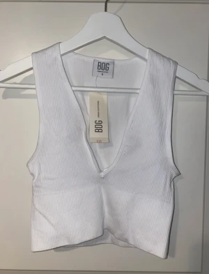 Cropped topp - Högst bud 194kr  Formar kroppen väldigt fint.