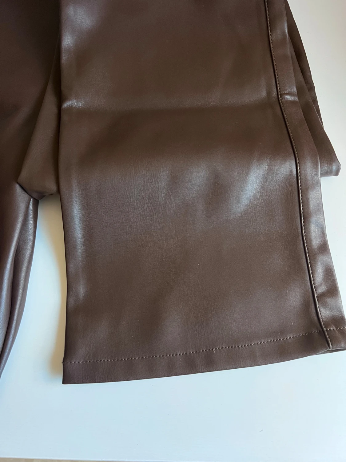 Bruna byxor i skinnimitation - 4