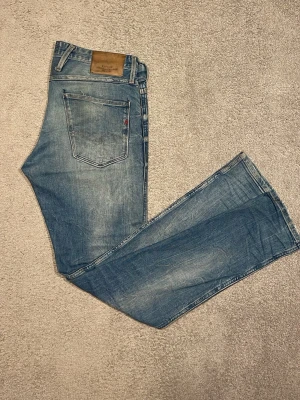 Replay Anbass ljusblå skinny jeans - Säljer ett par Replay Anbass jeans i ljusblå tvätt med snygga slitningar och slim passform. Jeansen har används väl men är i mycket bra skick. Fått slitningar på fickor back och fram vilket jag personligen tycker gör jeansen fetare,  kolla bild! Inget slitage som påverkar användning överhuvudtaget. Tvättas innan de skickas!                                                                       Skriv vid funderingar🙋                                          Pris går att disskuteras💸