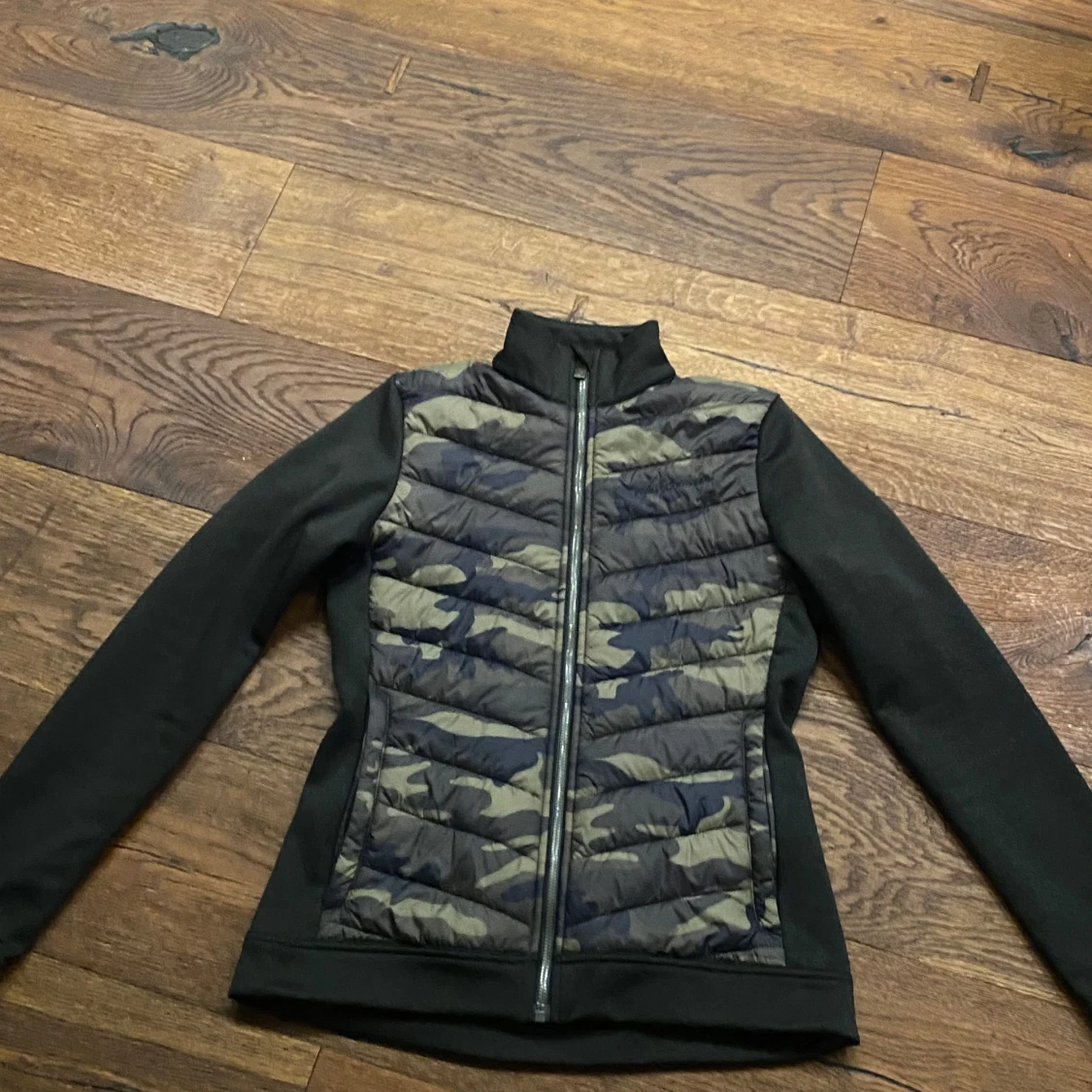 Camouflage pufferjacka Peak Performance