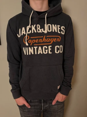 Grå hoodie Jack & Jones Vintage M - Tja! Nu säljer jag denna riktigt snygga vintage hoodie från Jack and Jones. Storlek M och är perfekt för en chill stil