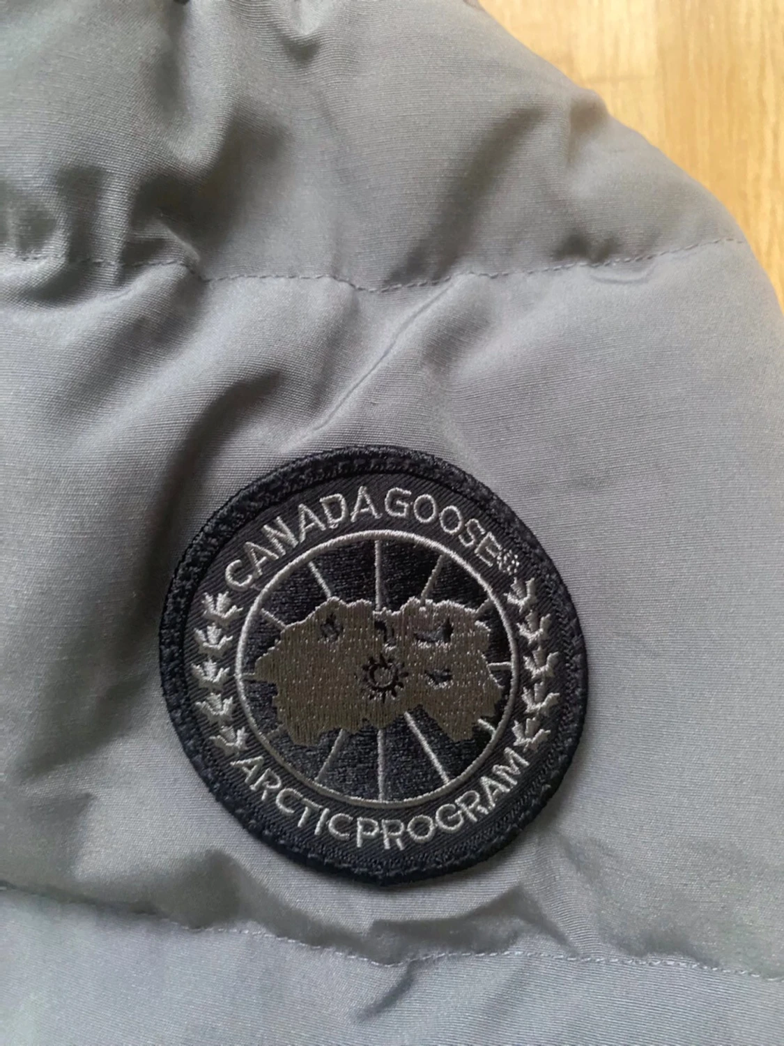 Grå pufferjacka från Canada Goose - 1