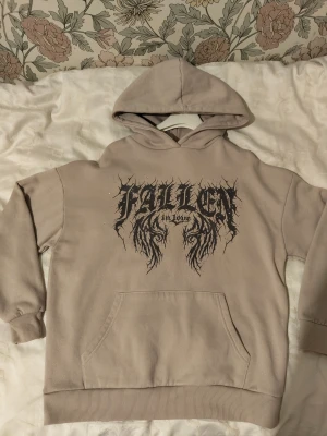 Hoodie från HM - Storleken är xxs fast den är oversized så den passar xs och s också. Använd en gång.