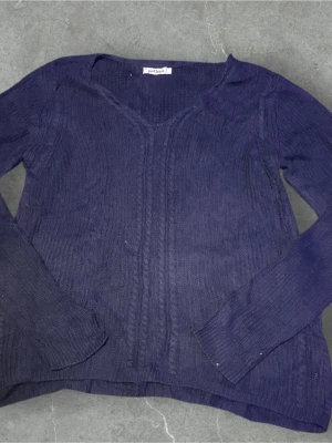 Mörkblå stickad tröja från Just Jeans - Säljer vi en fin stickad tröja som är perfekt för dig som vill öka garderoben med stil!   Färg: Mörkblå 💙  Det står inte på tröjan vilken storlek det är men den sitter som M. 🙏  Skick: 7/10 ⭐️  Hör av er vid minsta lilla fundering! 🤩