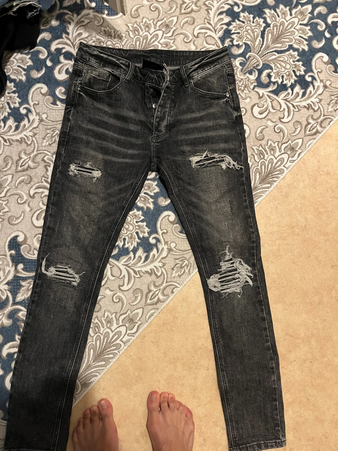 Svarta skinny jeans med slitningar