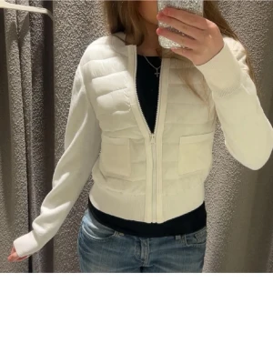 Vit quiltad pufferjacka med dragkedja - Snygg vit pufferjacka med quiltad framsida och två fickor. Jackan har ribbade muddar, lång ärm och hel dragkedja framtill. Använd fåtal gånger. Inga defekter heller💕