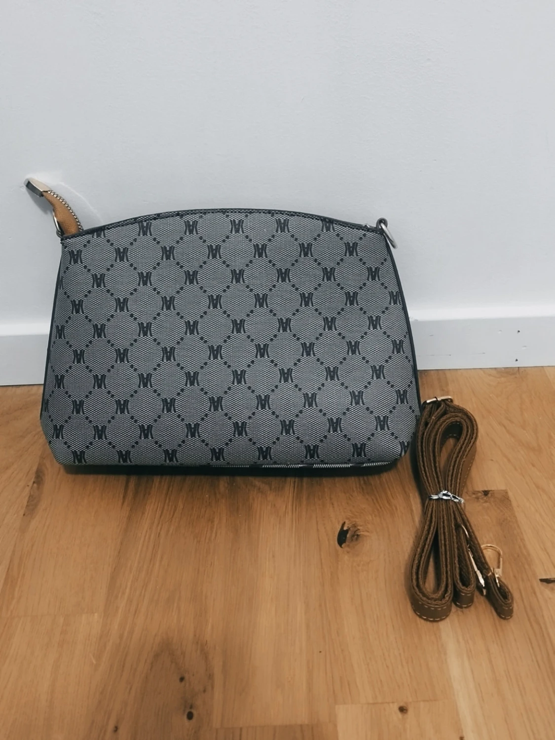 Grå axelväska med mönster och tofs - 1