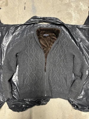 Cardigan med faux päls  - Extremt fint och mycket svårt att få tag på fodrad cardigan eller faux pälscardigan från Tommy Hilfiger. Inga defekter och storlek L men passar M med! Skriv för frågor! 💬 