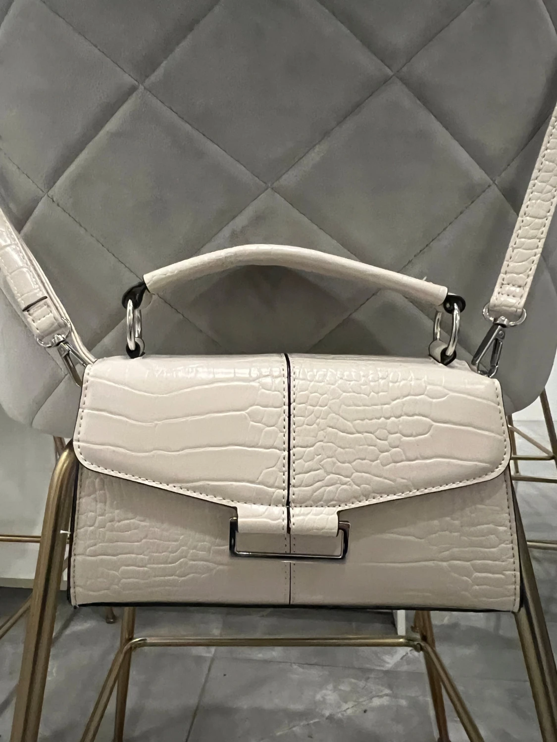 Off-white väska i skinn Primark