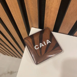 CAIA bronzer i lyxig brun dosa - Säljer en bronzer från CAIA i färgen Monaco Pudret har en varm, gyllenbrun ton och är pressat i ett cirkulärt mönster. Har bara testad den!! 