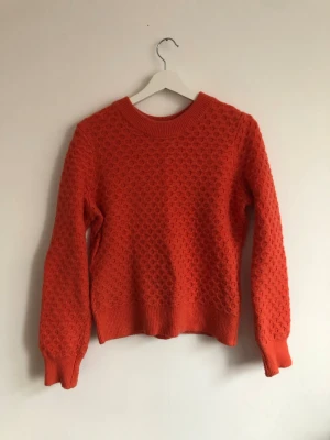 Orange tröja - Stickad tröja med bikupe-mönster. Mycket fint skick. Har alpacka och mohair.