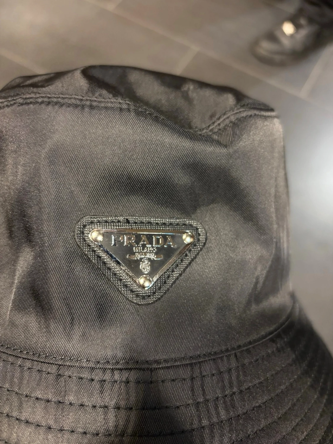 Svart bucket hat från Prada - 2