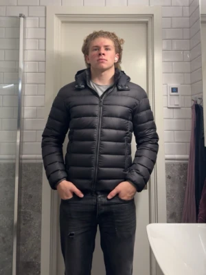 Colmar Svart pufferjacka med huva - Jävligt schysst Svart/grå Colmar jacka storlek M. Nypris 6000kr. 