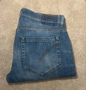 Dondup jeans george - Dondup Jeans George! Trendigaste jeansen på marknaden. skick 9/10 Nypris 4000 kr  Säljs för 599 storlek W34 men passar även W33 