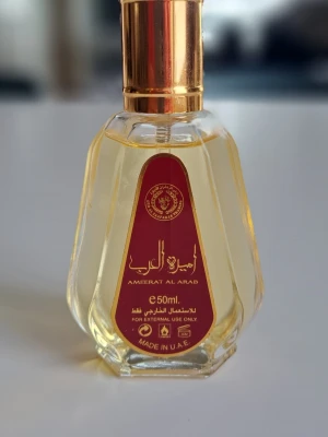 Ameerat Al Arab Eau de Parfum - Ameerat Al Arab Eau de Parfum, 50ml. Tillverkad i U.A.E. En parfym med unik känsla och stilren flaska, perfekt för dig som vill sticka ut och testa något nytt.